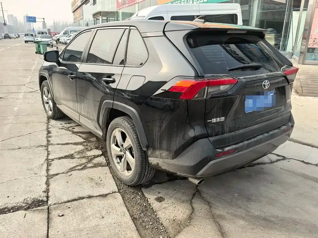 Toyota RAV4 — фото 7