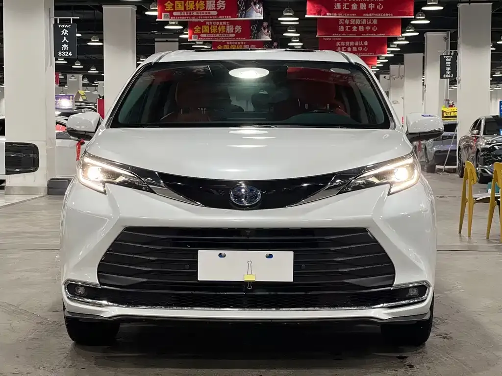 Toyota Sienna — фото 1