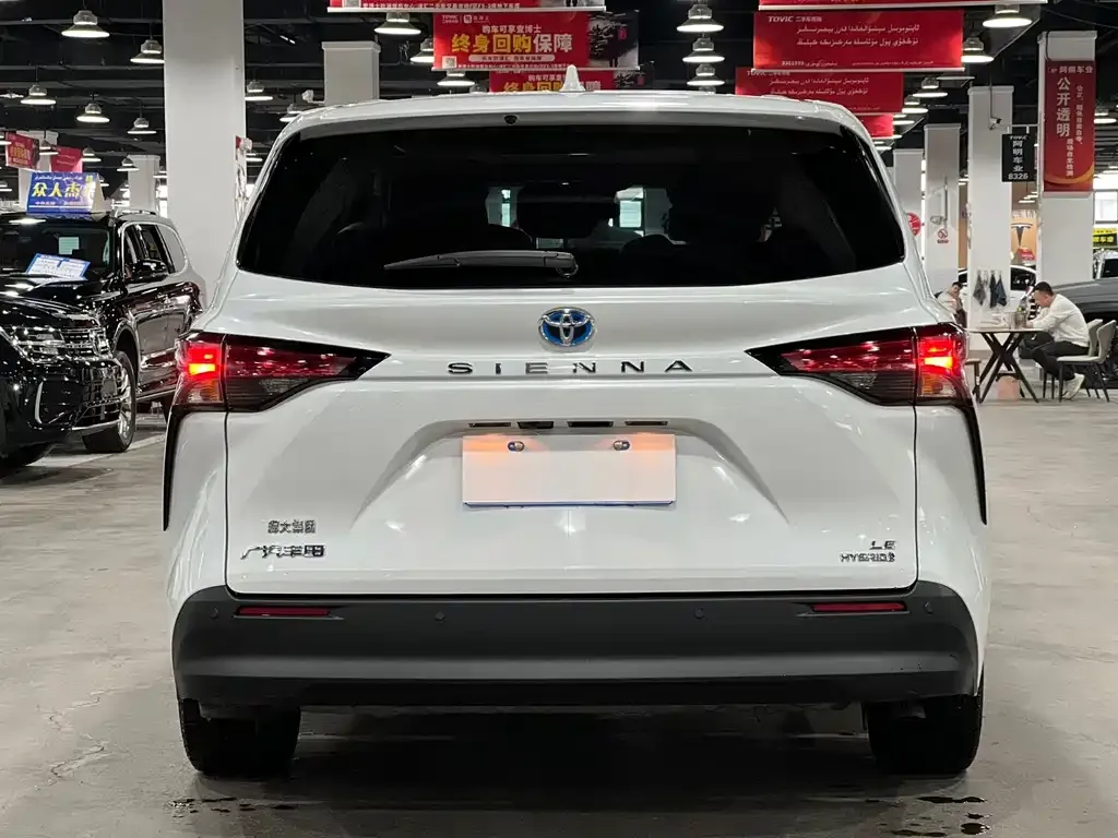 Toyota Sienna — фото 2