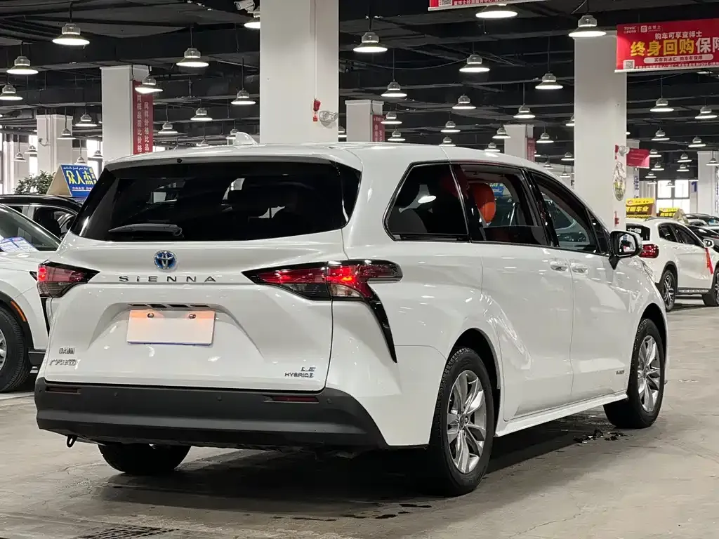 Toyota Sienna — фото 8