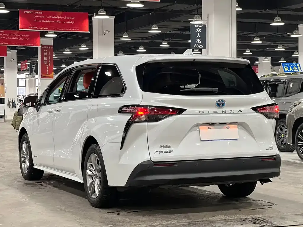 Toyota Sienna — фото 5