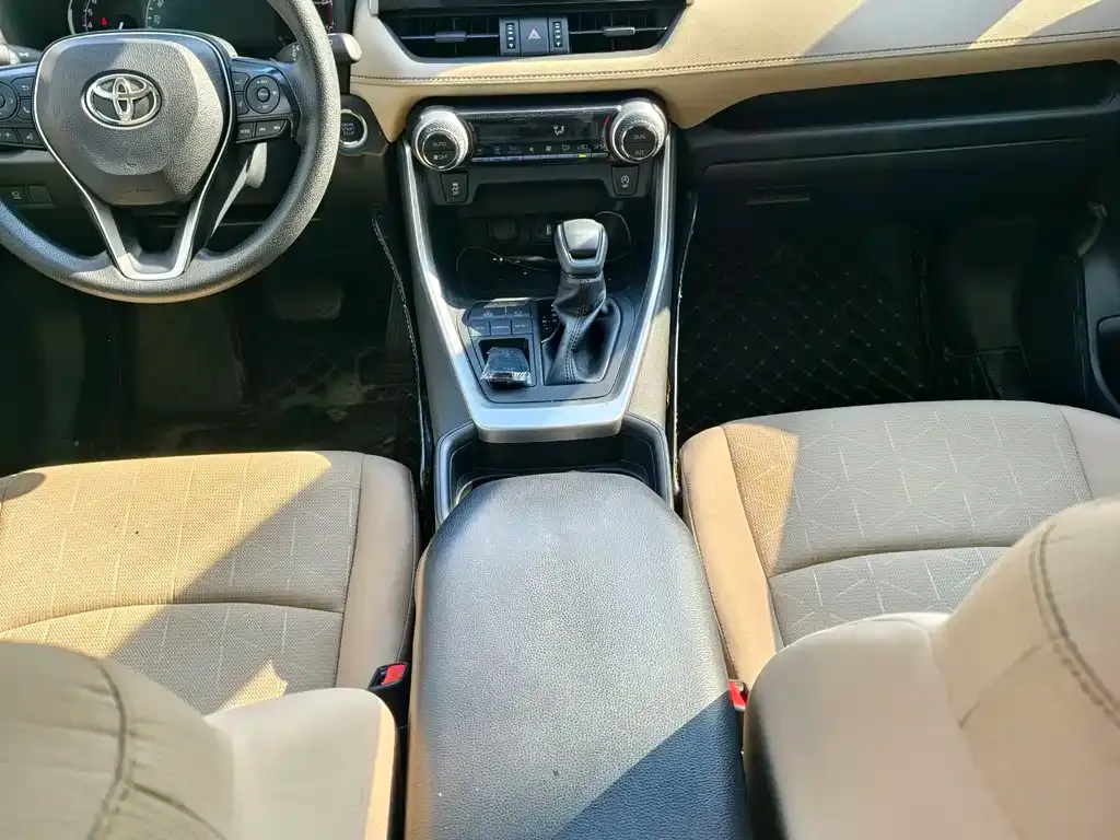 Toyota RAV4 — фото 6