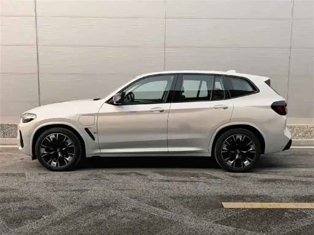 BMW iX3 — фото 9