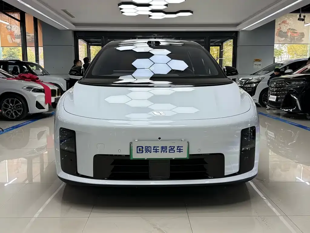 Li Auto i8 — фото 4