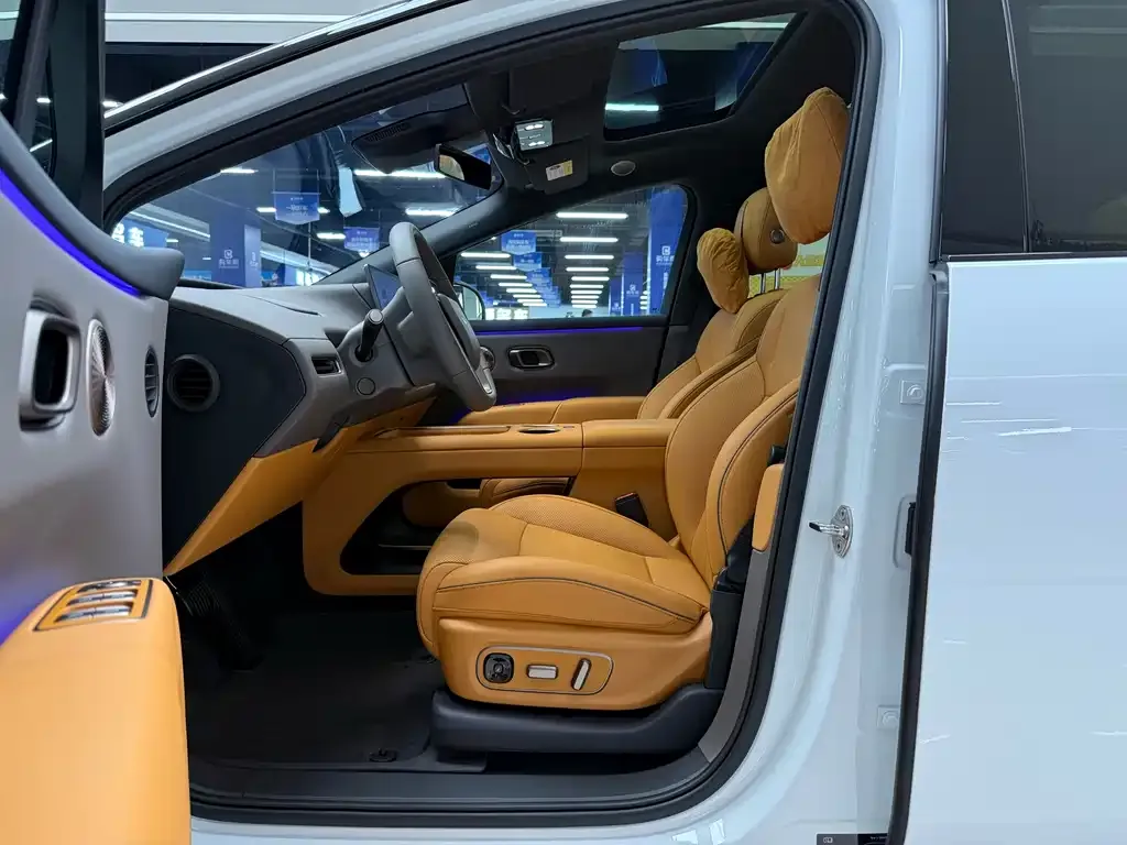 Li Auto i8 — фото 10