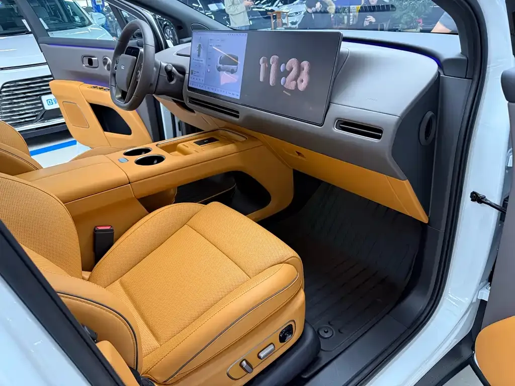 Li Auto i8 — фото 9