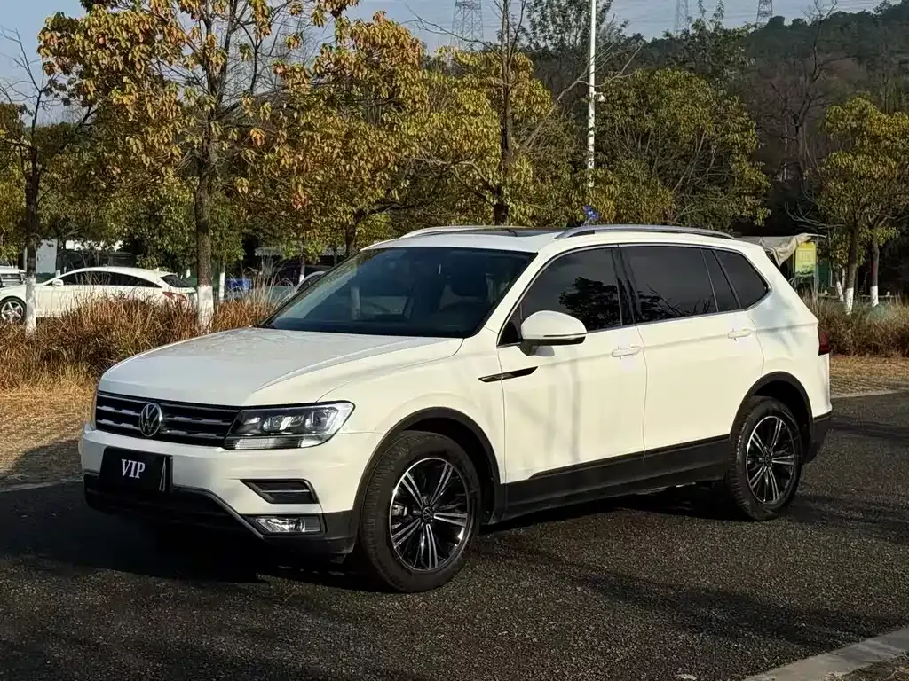 Volkswagen Tiguan L — фото 1