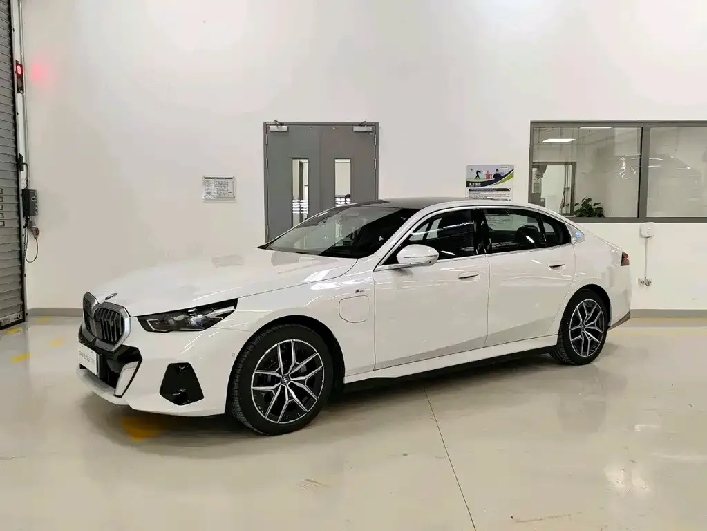 BMW i5 — фото 1