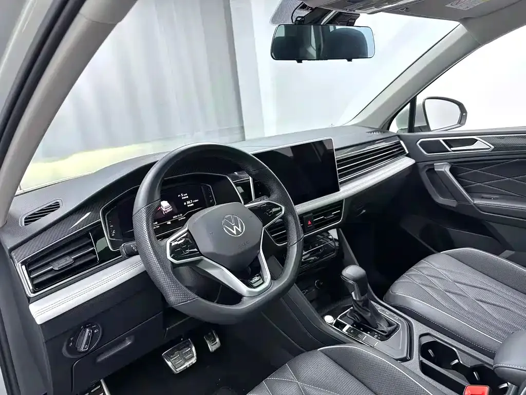 Volkswagen Tiguan L — фото 4