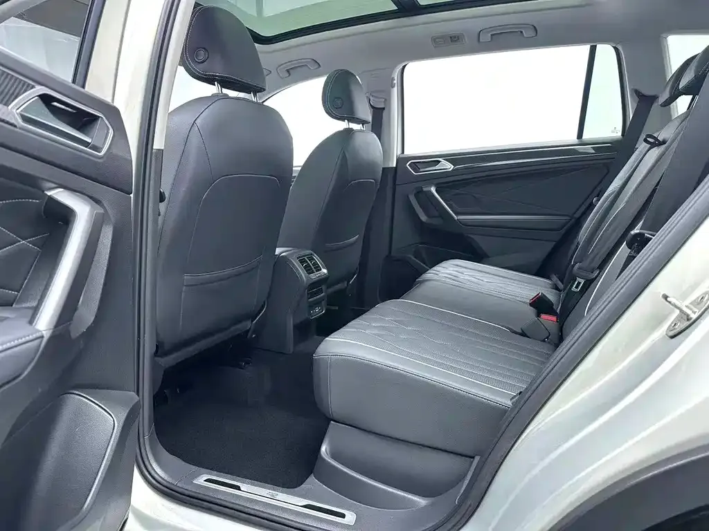 Volkswagen Tiguan L — фото 8