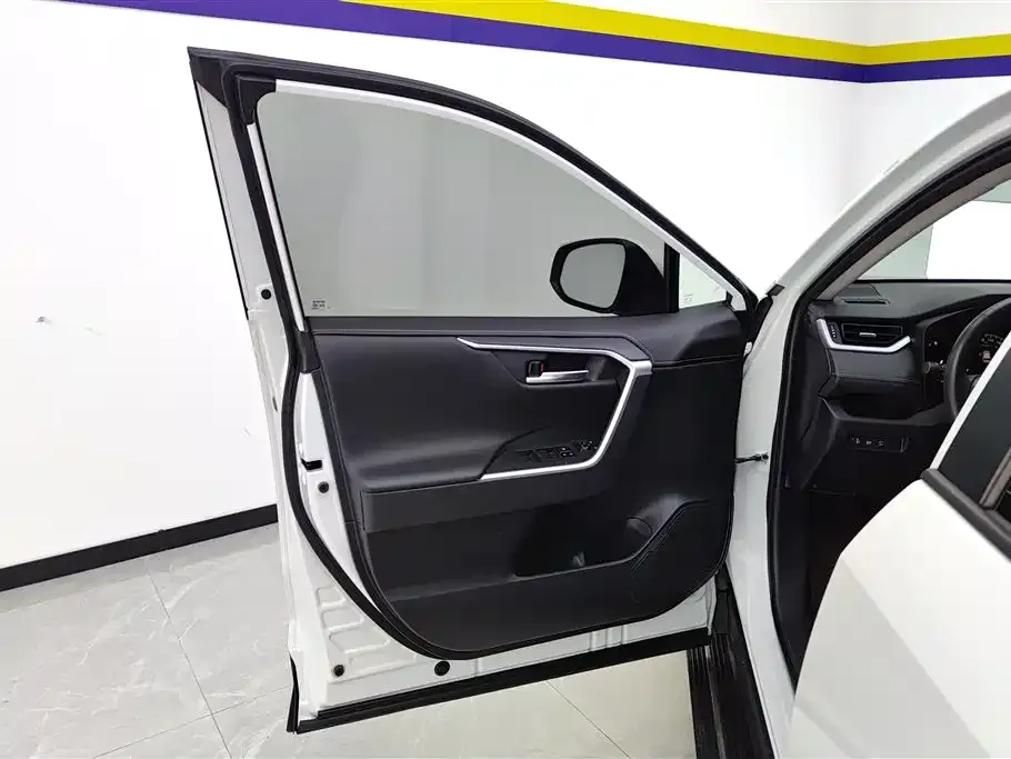 Toyota RAV4 — фото 5