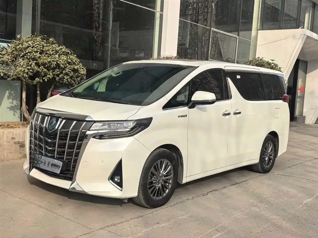 Toyota Alphard — фото 1