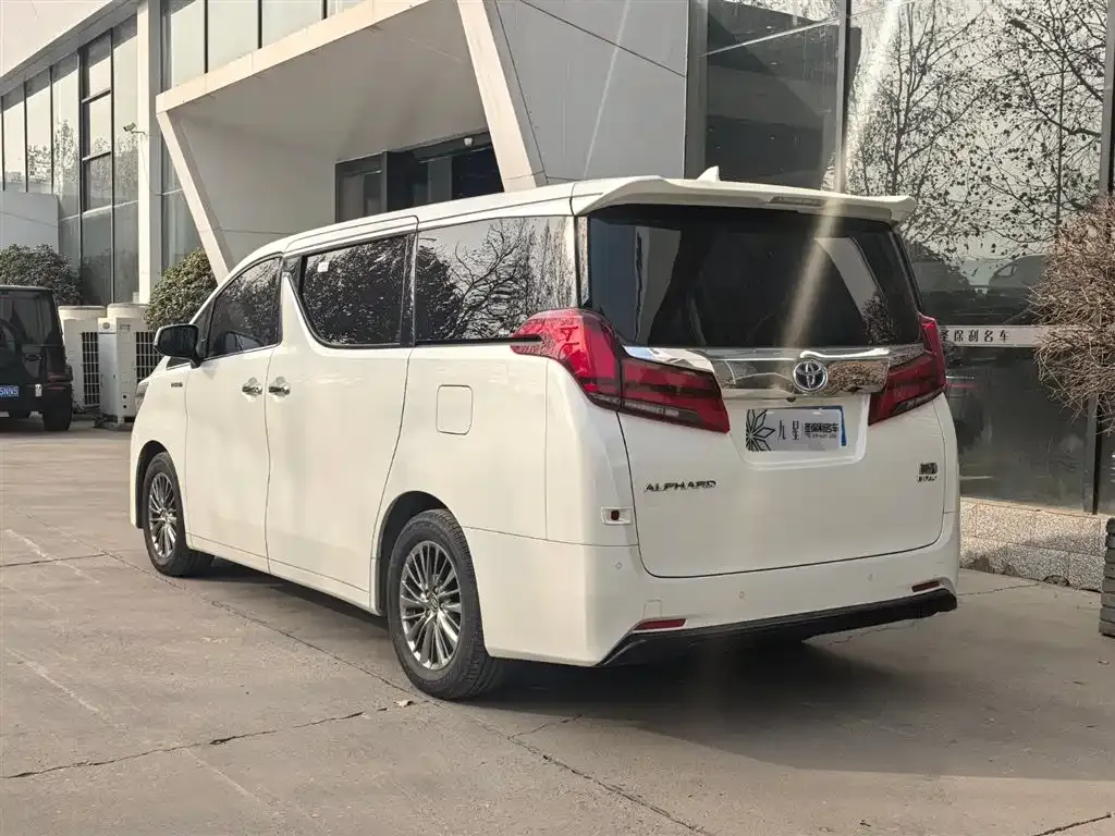 Toyota Alphard — фото 2