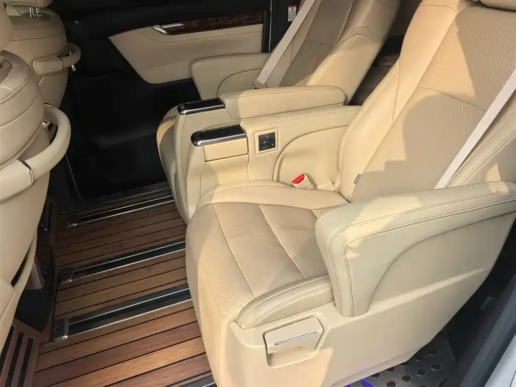 Toyota Alphard — фото 9