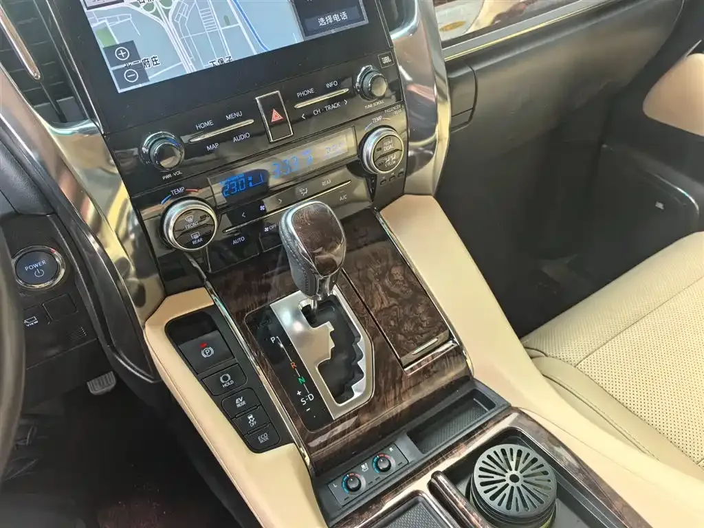 Toyota Alphard — фото 8