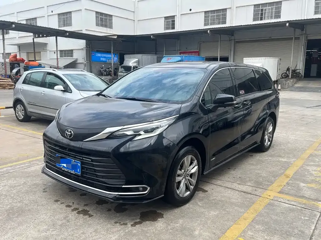 Toyota Sienna — фото 1