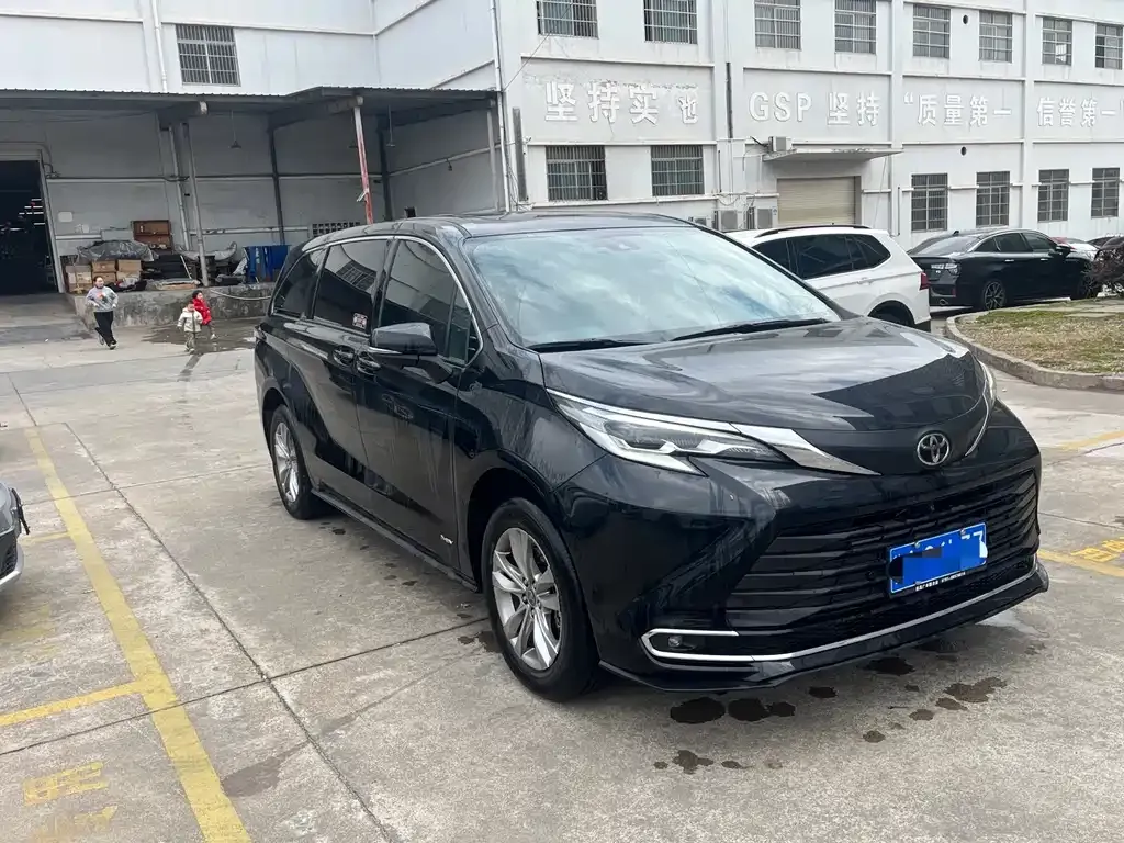 Toyota Sienna — фото 5