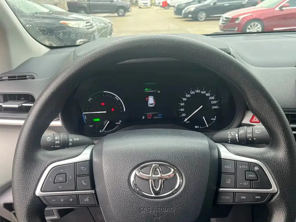 Toyota Sienna — фото 3