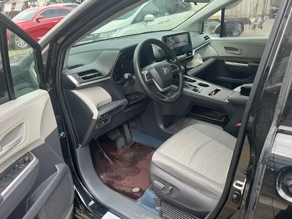 Toyota Sienna — фото 2