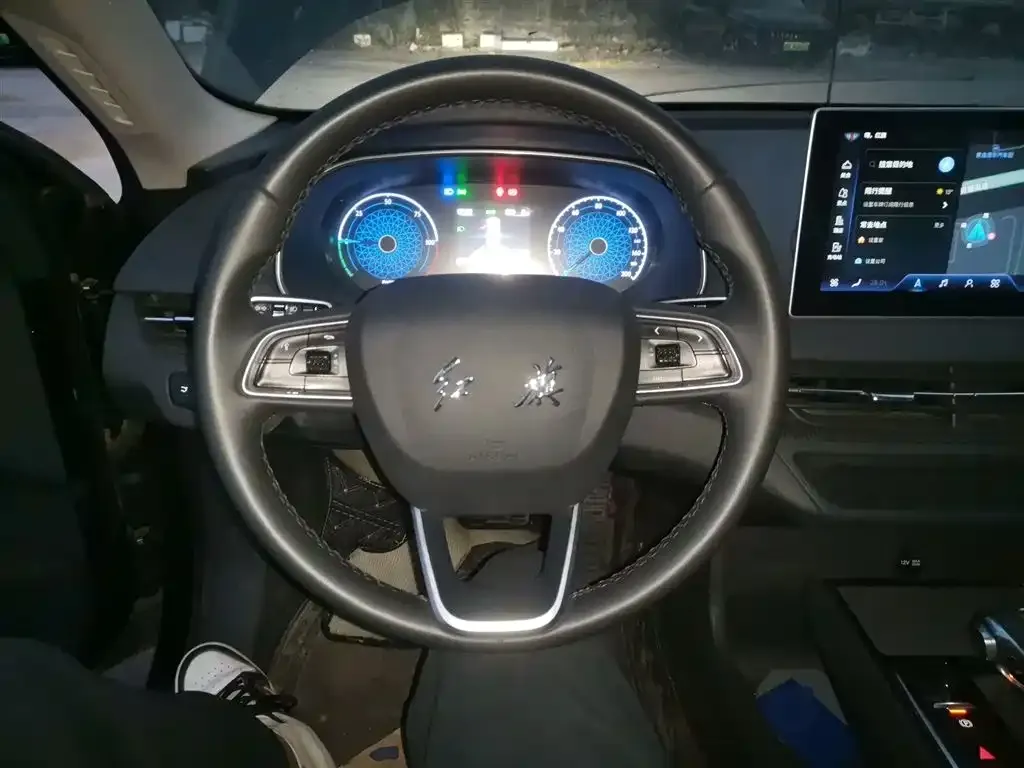 Hongqi E-QM5 — фото 3
