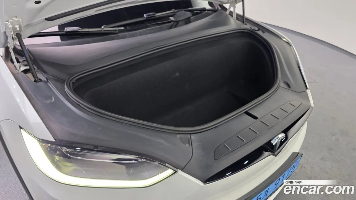 Tesla Model X — фото 8