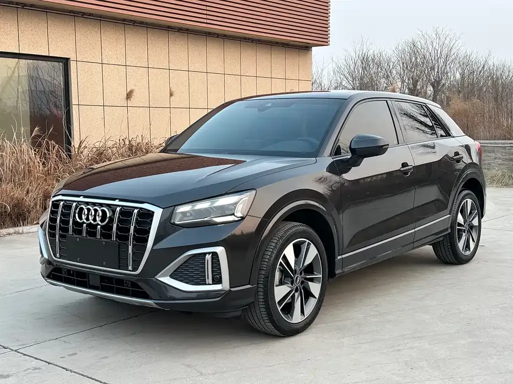 Audi Q2L — фото 1