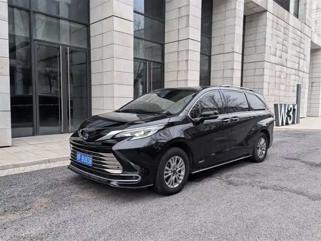 Toyota Sienna — фото 1