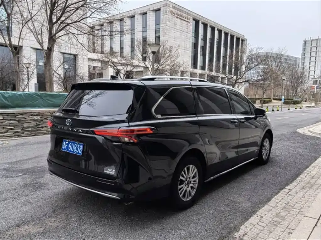 Toyota Sienna — фото 8