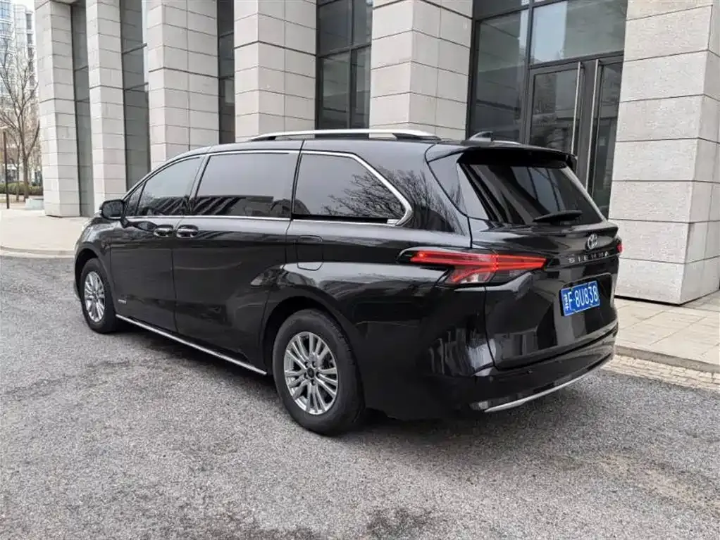 Toyota Sienna — фото 3