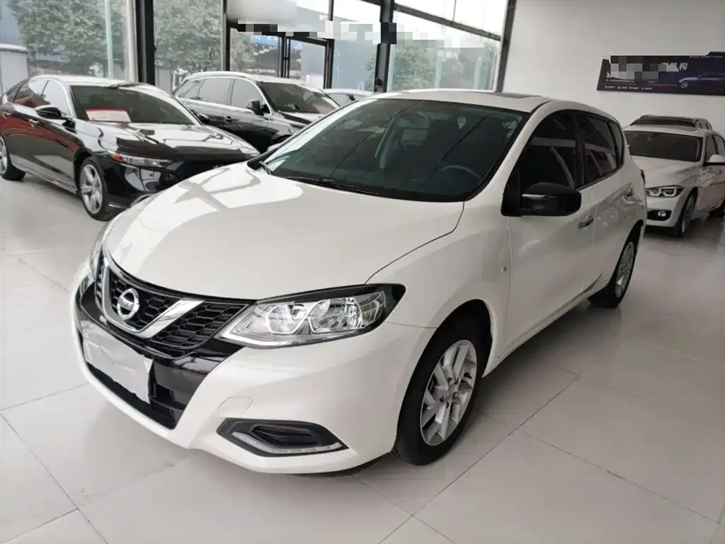 Nissan Tiida — фото 1