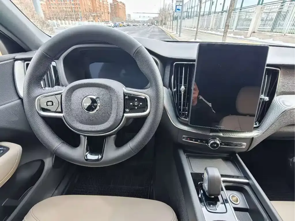 Volvo XC60 — фото 8