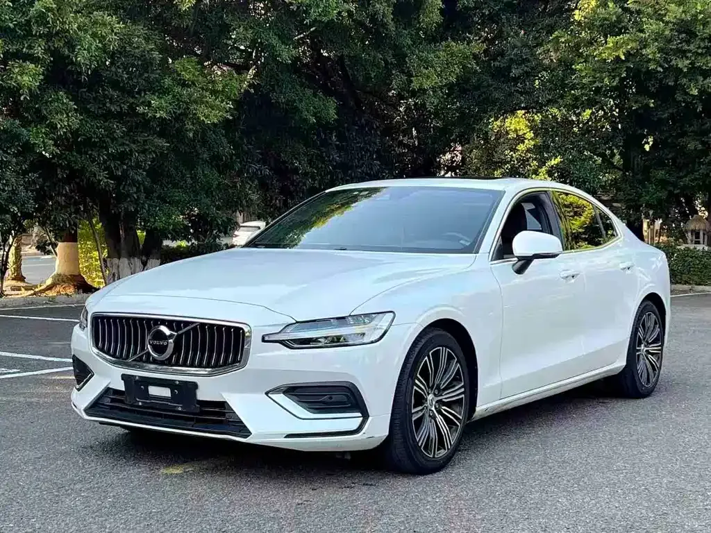 Volvo S60 — фото 1