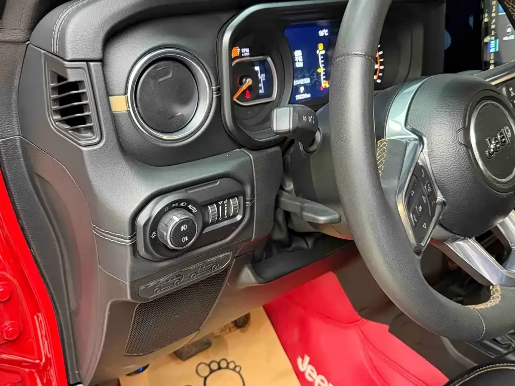 Jeep Wrangler — фото 10
