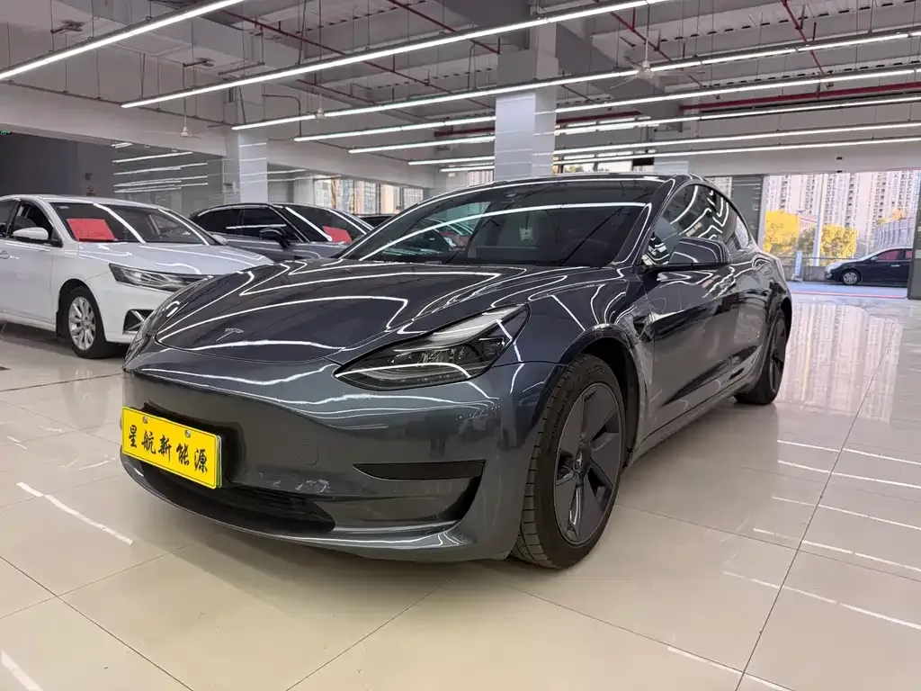 Tesla Model 3 — фото 1