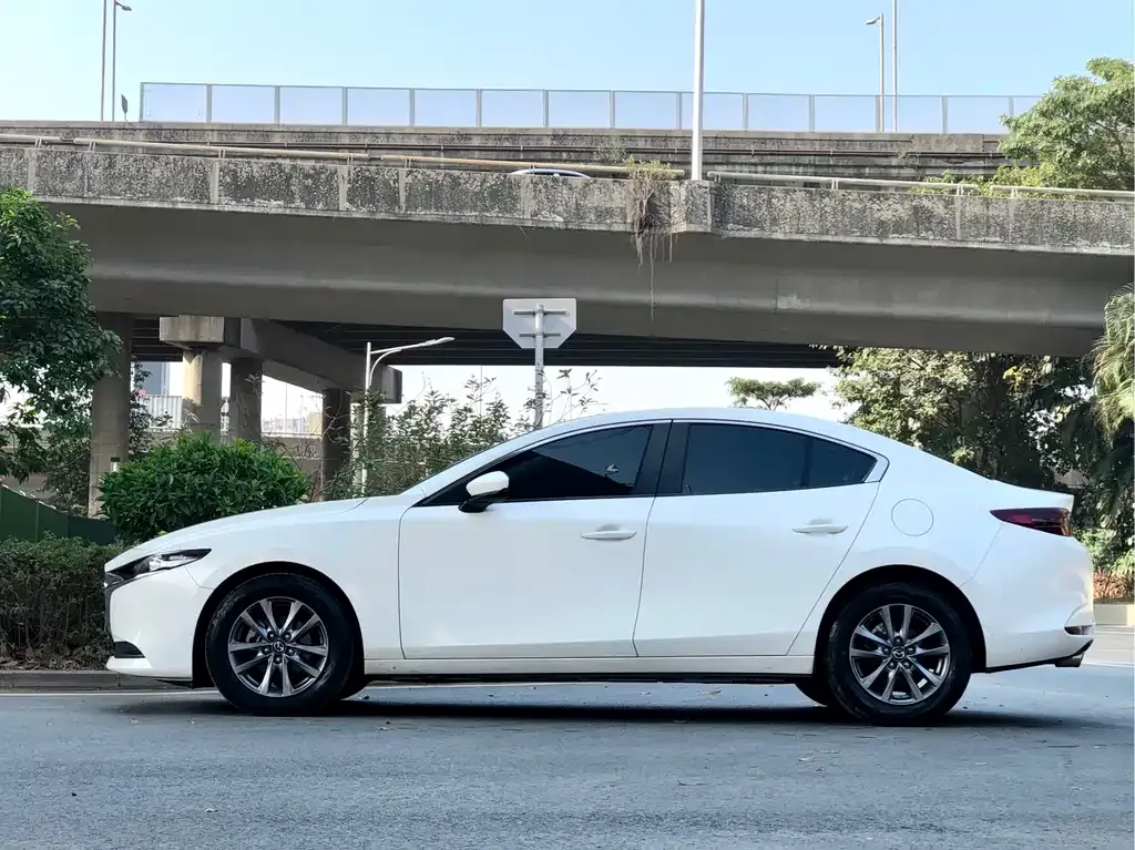 Mazda 3 Axela — фото 10