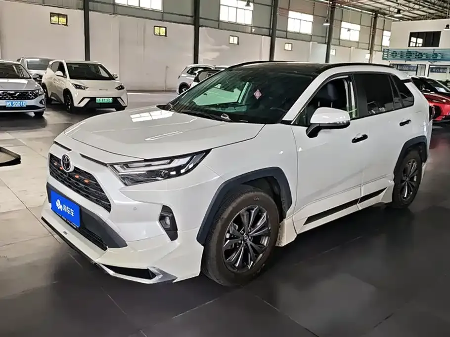 Toyota RAV4 — фото 1