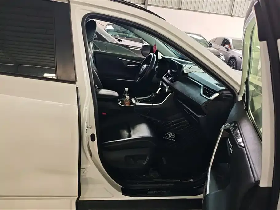 Toyota RAV4 — фото 6