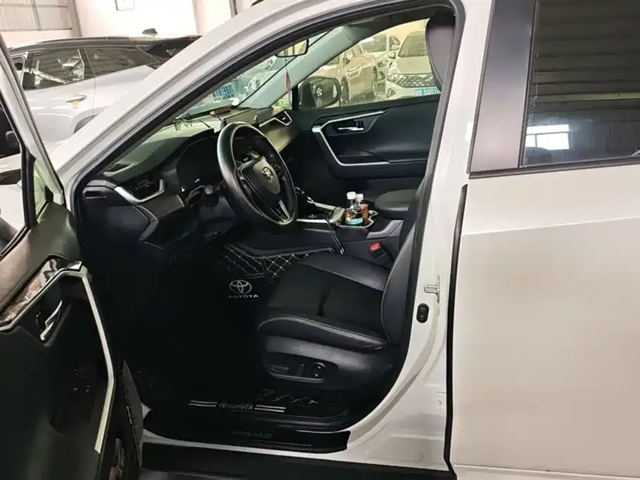 Toyota RAV4 — фото 9