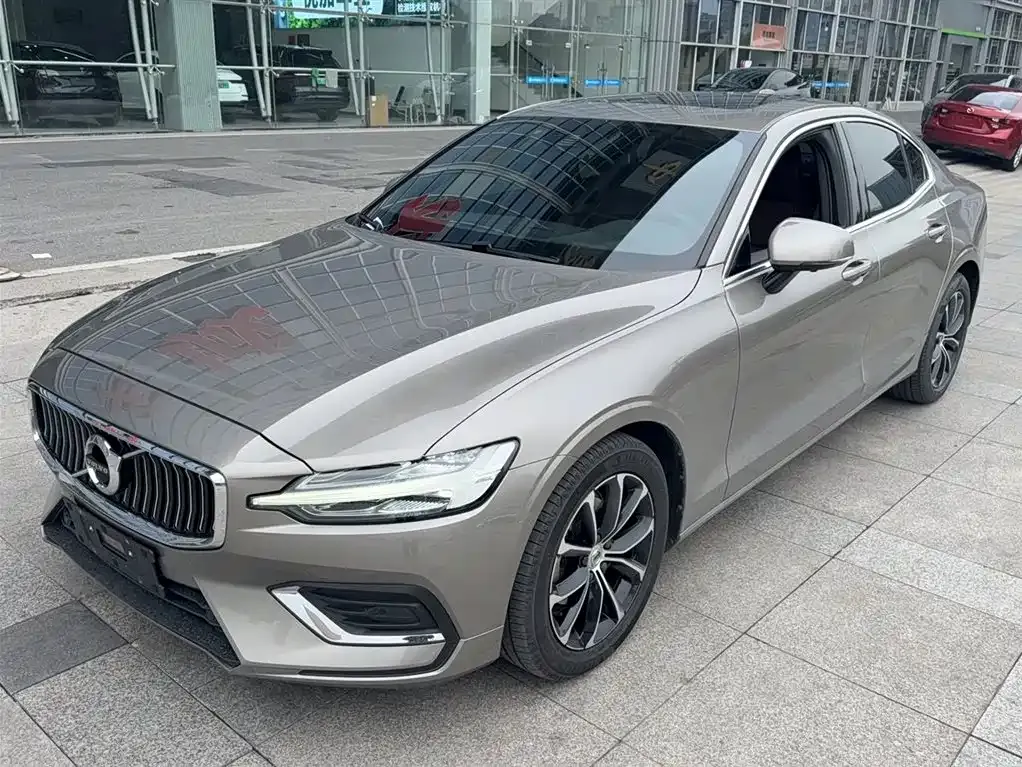 Volvo S60 — фото 1