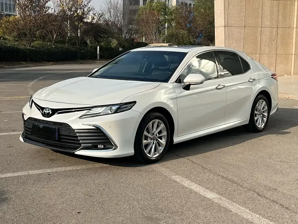 Toyota Camry — фото 1