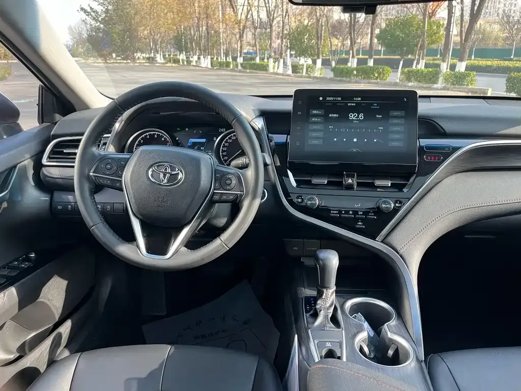 Toyota Camry — фото 2