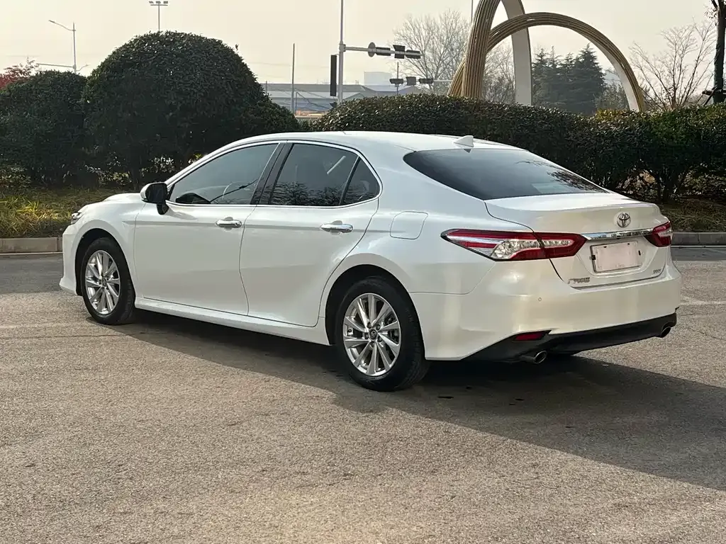 Toyota Camry — фото 9