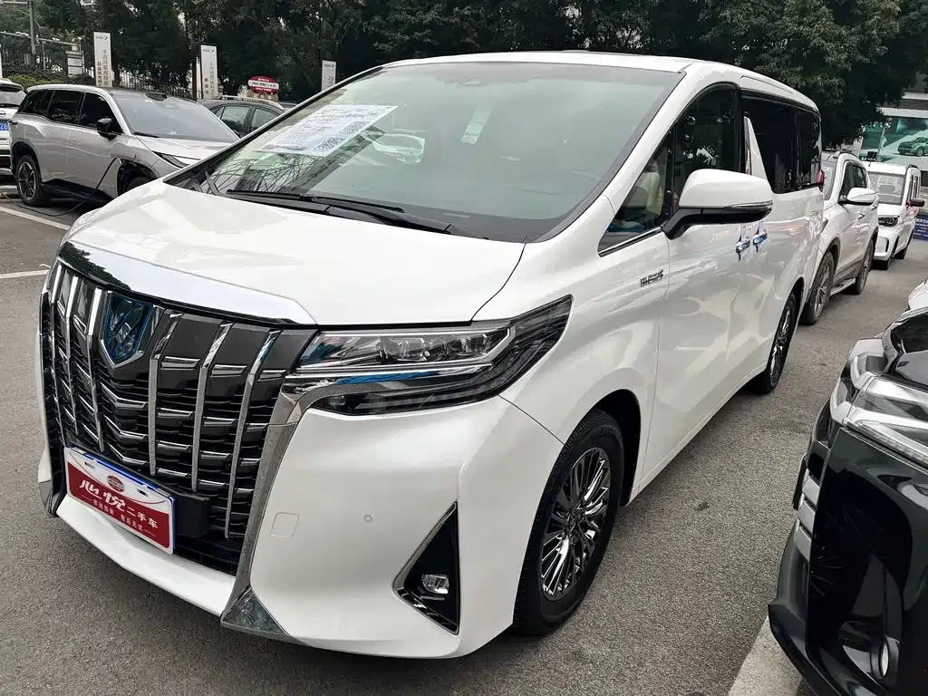 Toyota Alphard — фото 1