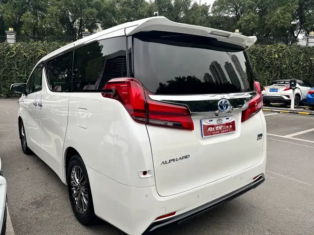 Toyota Alphard — фото 4