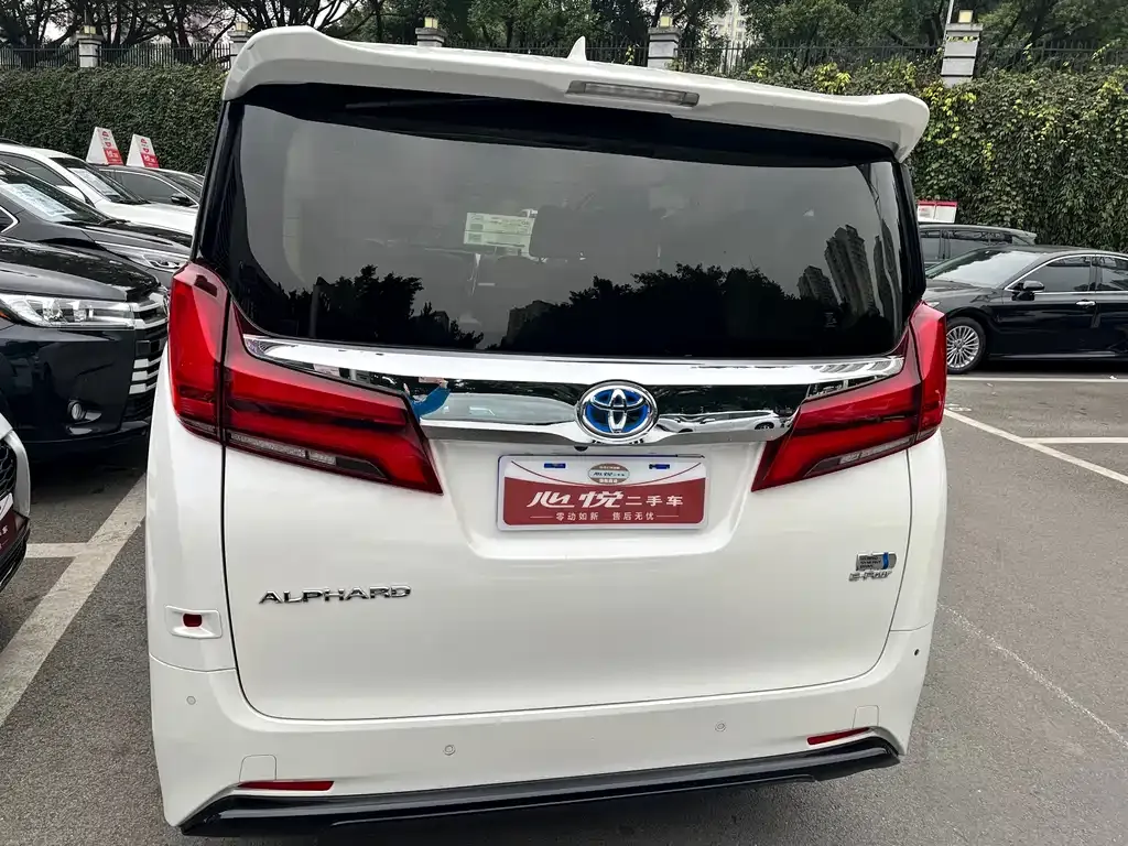 Toyota Alphard — фото 5