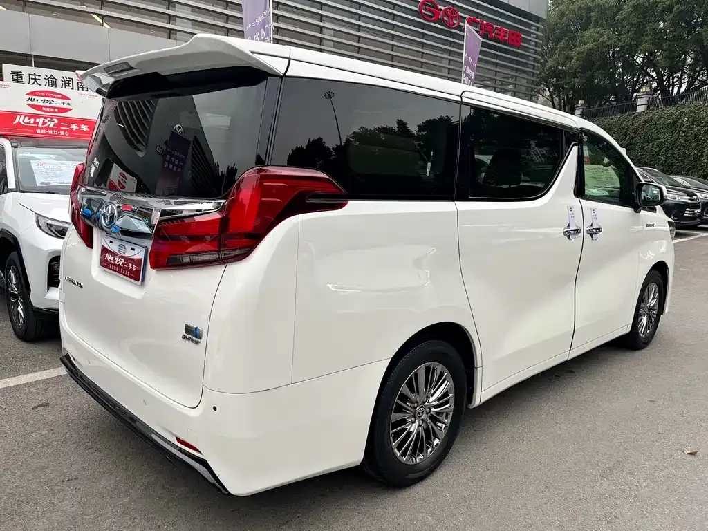 Toyota Alphard — фото 6