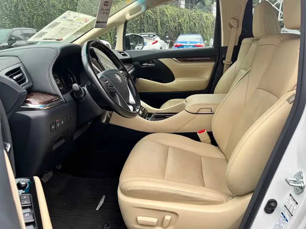 Toyota Alphard — фото 9