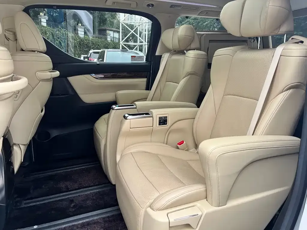 Toyota Alphard — фото 8