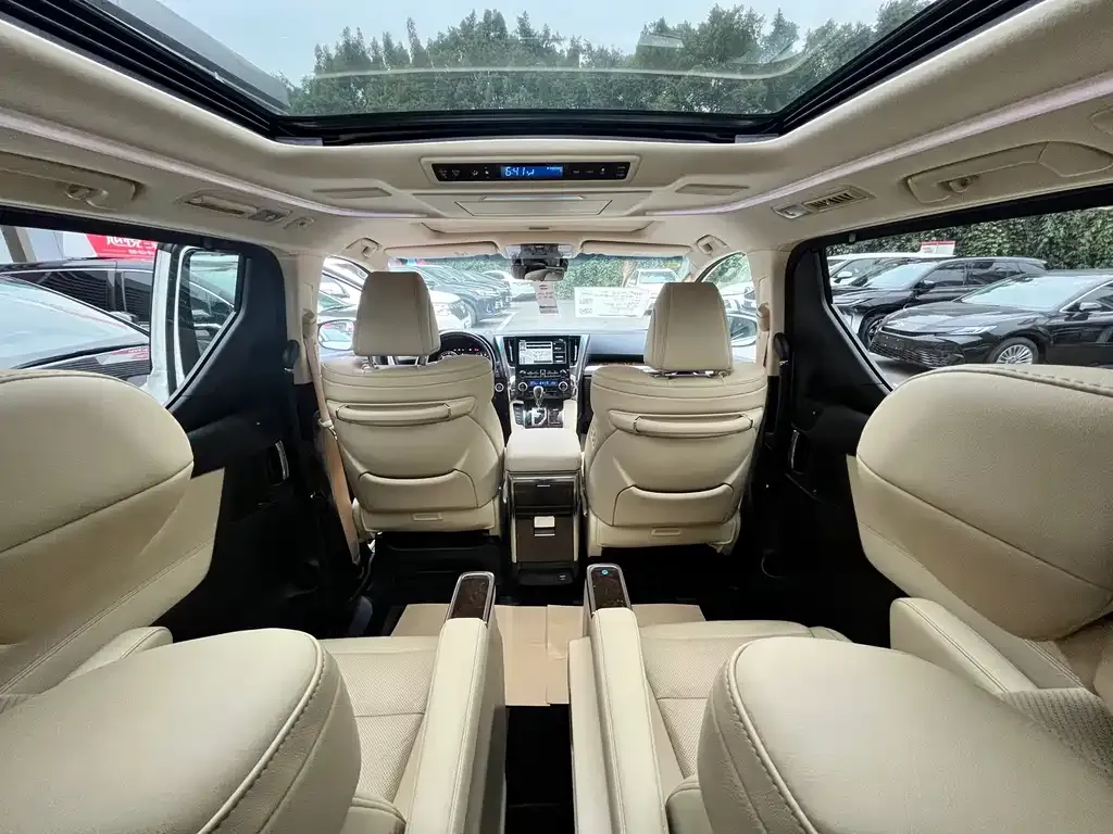 Toyota Alphard — фото 10