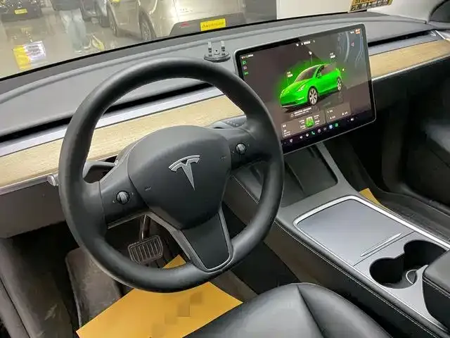 Tesla Model Y — фото 10